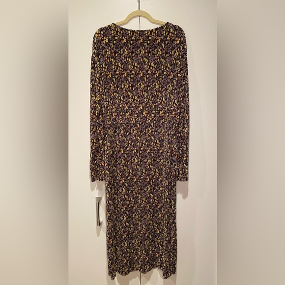 ASOS DESIGN Curve midi plisse v neck long sleeve dress in ditsy floral - Picture 6 of 7